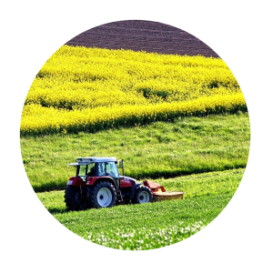 tracteur sur terrain agricole